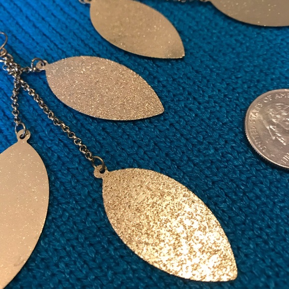 🍂Gold tone dangle leaf earrings🍂 - Picture 5 of 5
